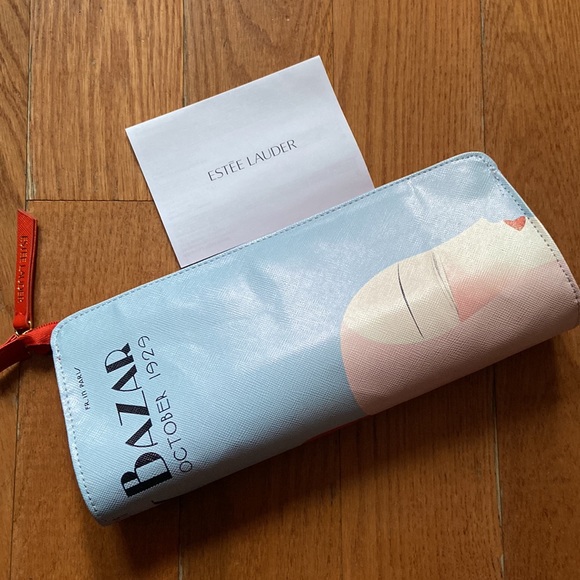 Cute “magazine shape” cosmetic bag from Estée Lauder - Picture 2 of 4